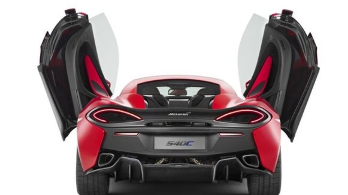 Traseira da 540C 2022 com as portas abertas, estilo asa de gaivota