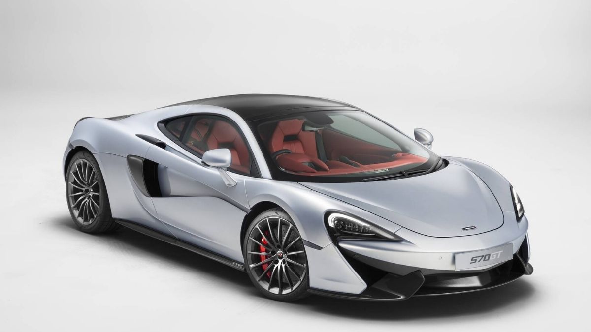 Frente da 570GT 2022  prata, com o interior vermelho