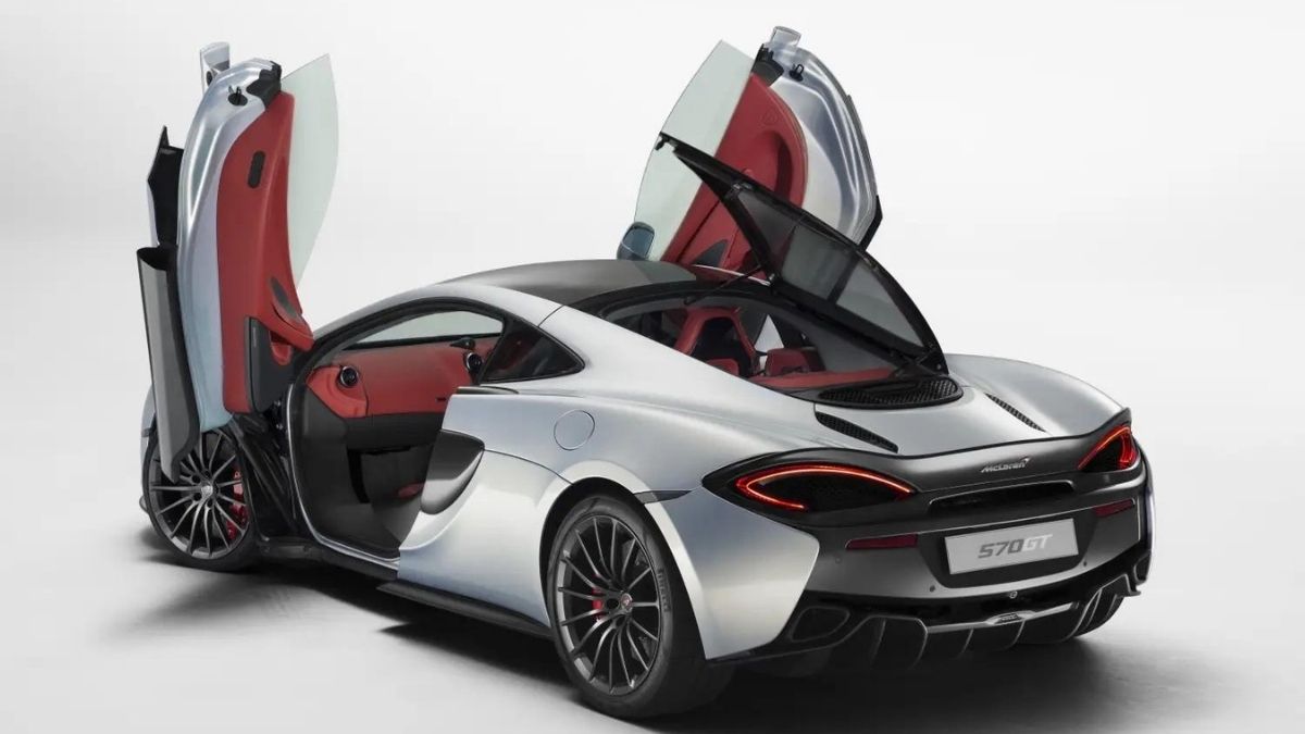 Traseira da McLaren 570GT 2022 branca com as portas abertas estilo asa de gaivota
