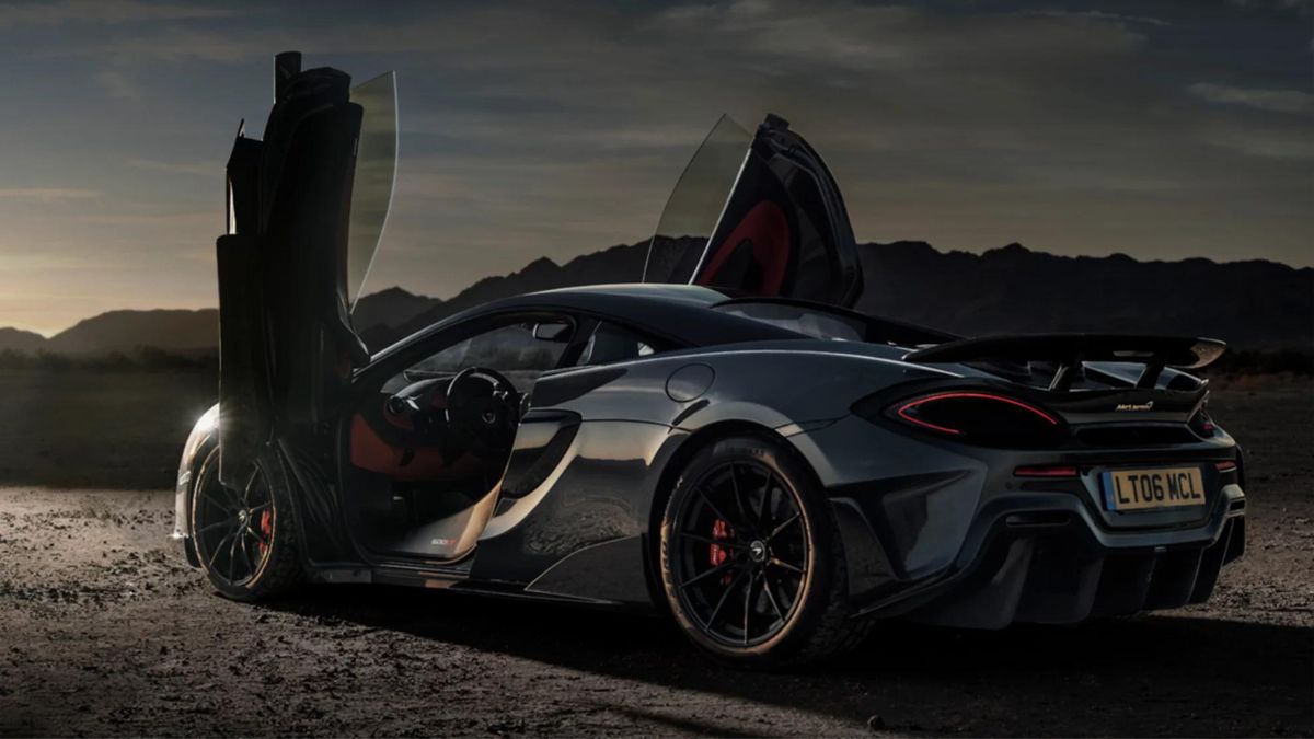 600LT 2022 com as portas abertas, estilo gaivota