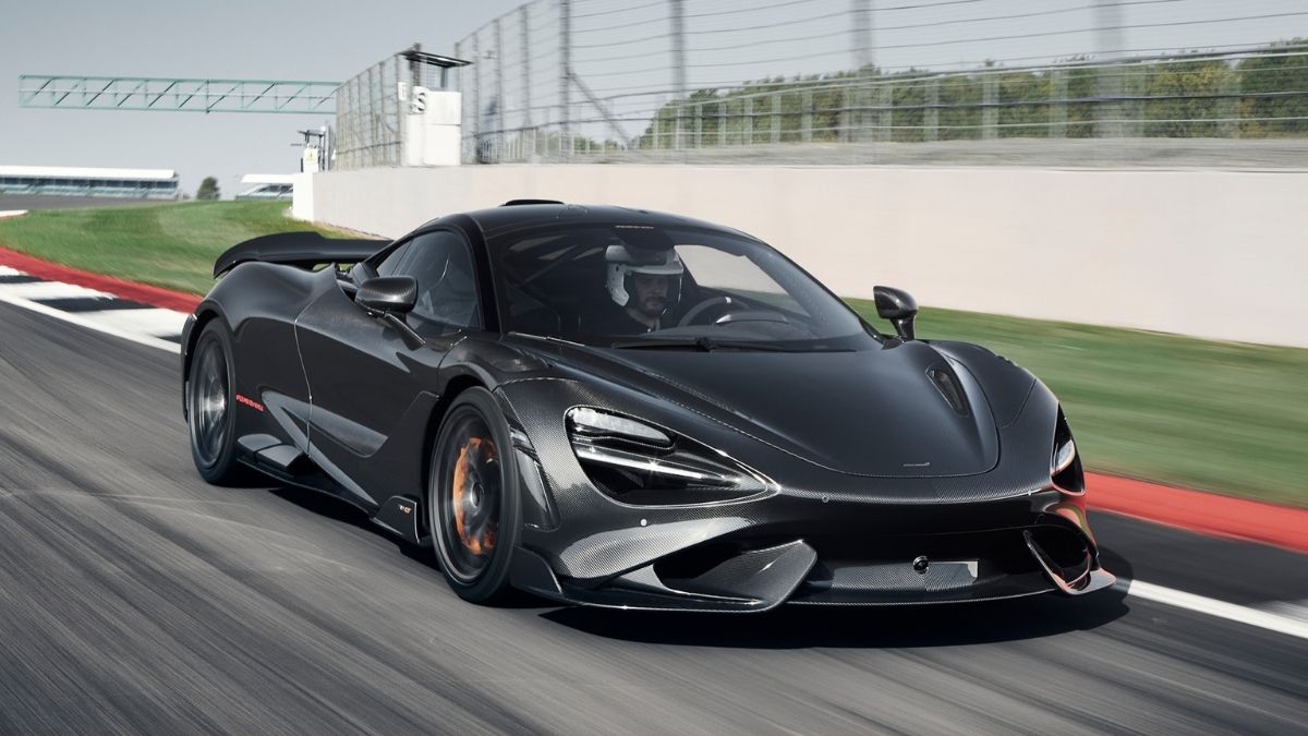Mclaren 765LT 2022 preta na pista