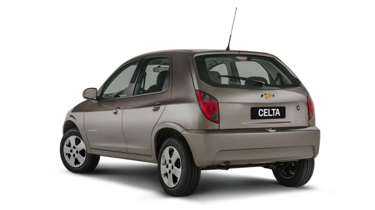 Traseira do Chevrolet Celta, dourado