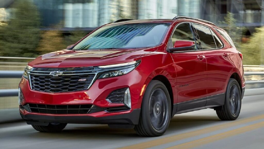 Chevrolet Equinox RS 2023 vermelho com um novo exterior, rodando por uma cidade em alta velocidade