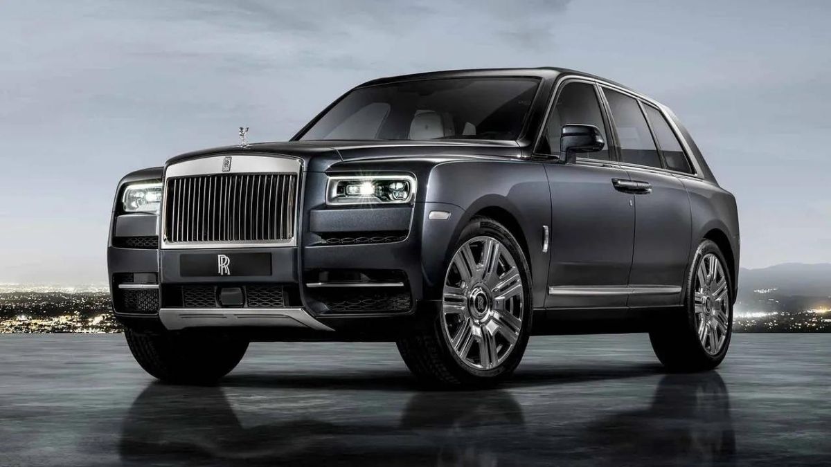 Rolls-Royce Cullinan 2022 cinza de frente