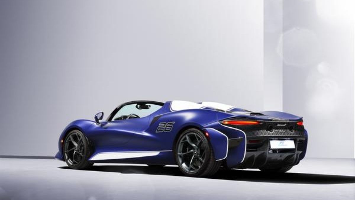Traseira do McLaren Elva 2022 azul com o número 26 ao lado da porta