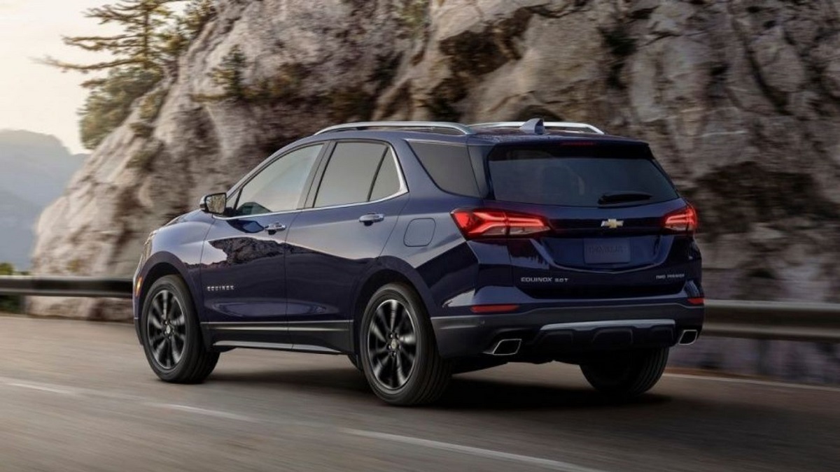 traseira lateral Equinox RS 2023 modelo base de cor azul escuro rodando no asfalto