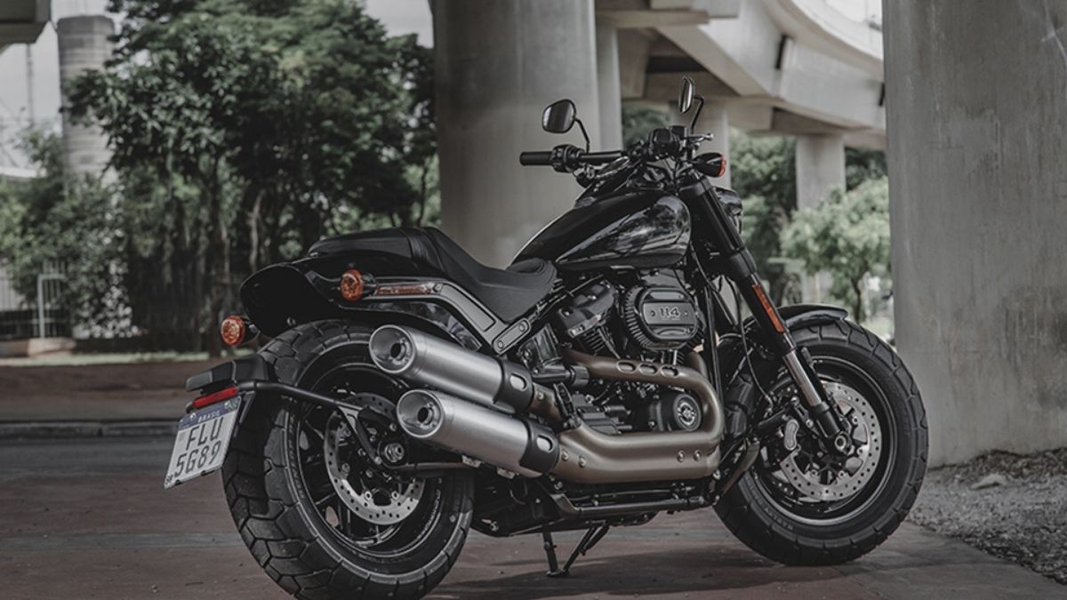 Lateral da FAT BOB FXFBS 2022 preta