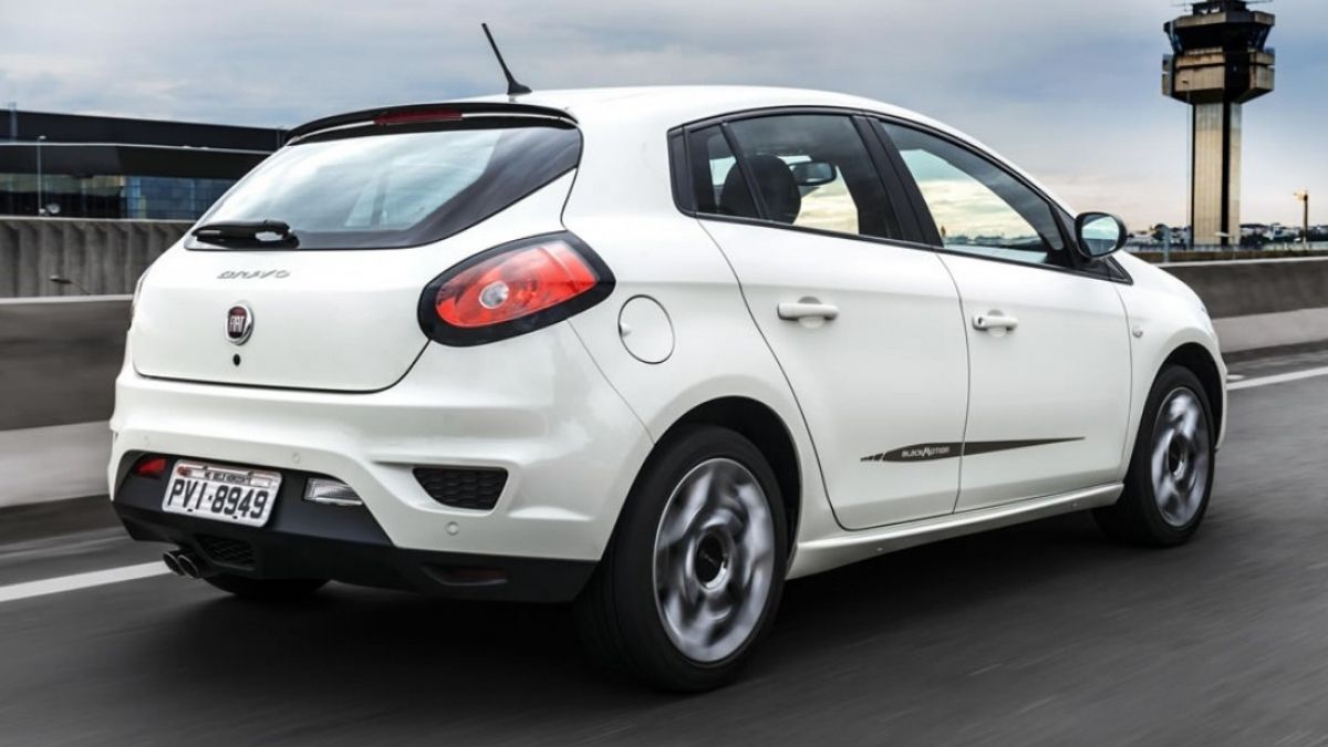 Traseira do Fiat Bravo em 2022, branco