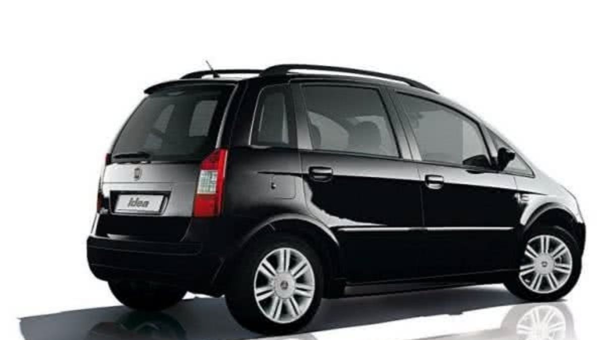 Fiat Idea preto traseira