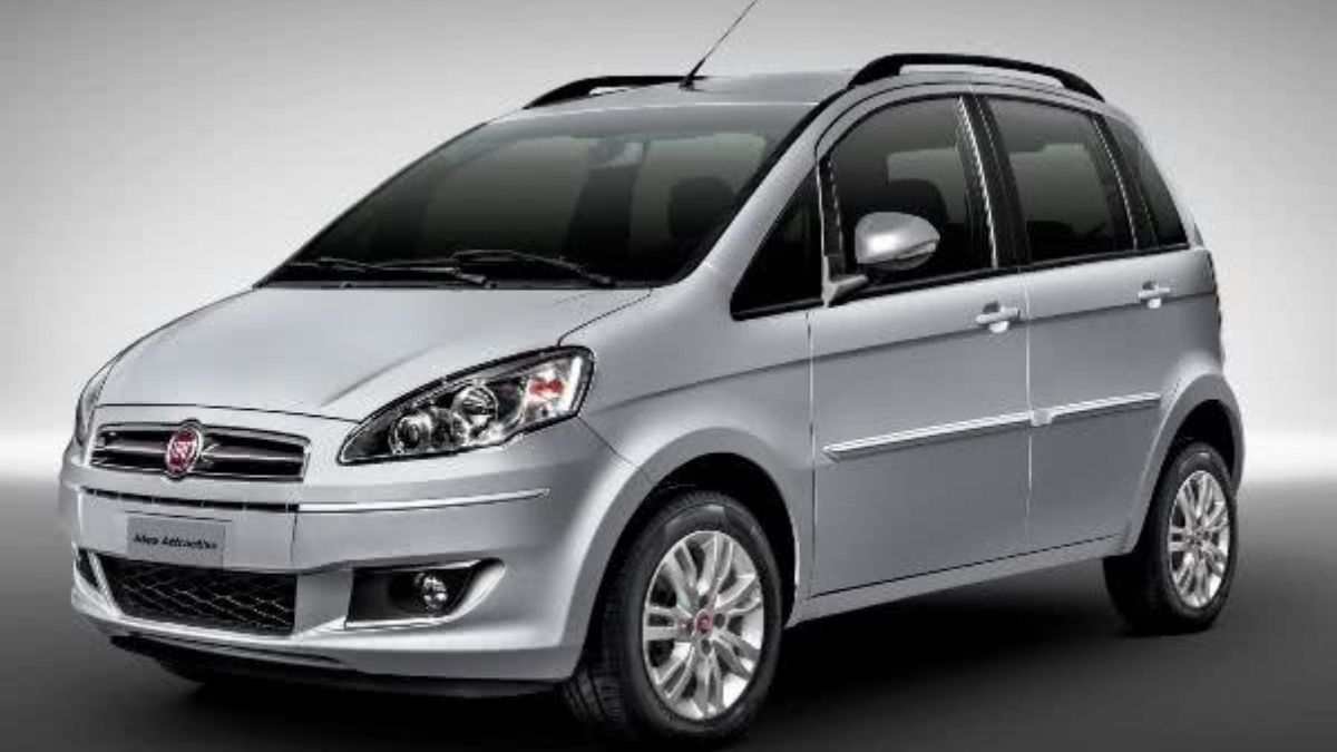 Frente da Fiat Idea 2022 prata