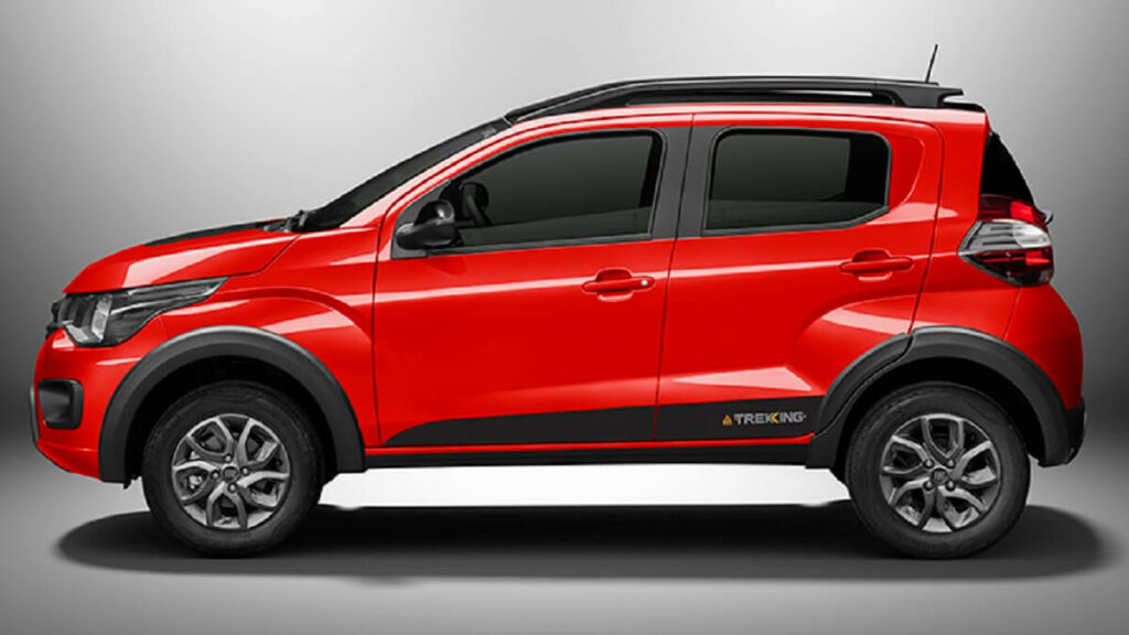 Lateral Fiat Mobi 2023 vermelho em um fundo branco.