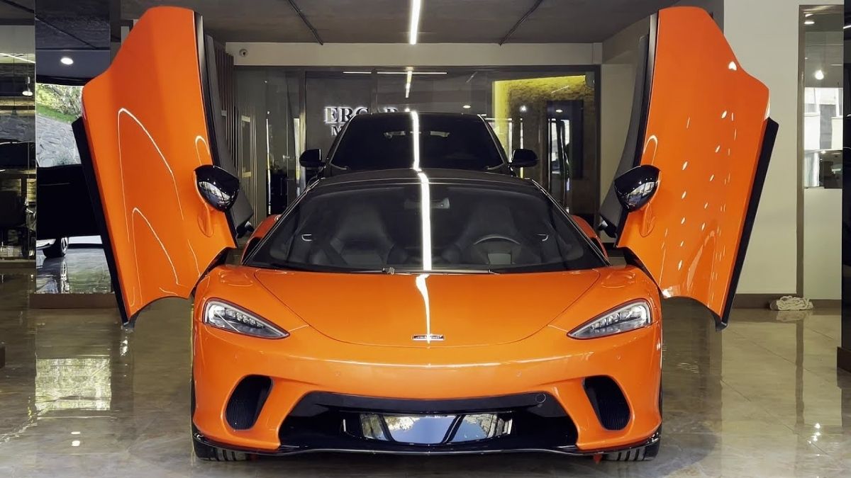 GT 2022 laranja, de frente, com as portas abertas estilo gaivota