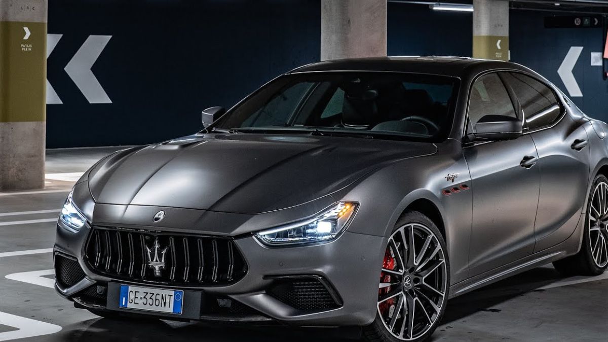 Ghibli 2022 cinza em garagem de prédio