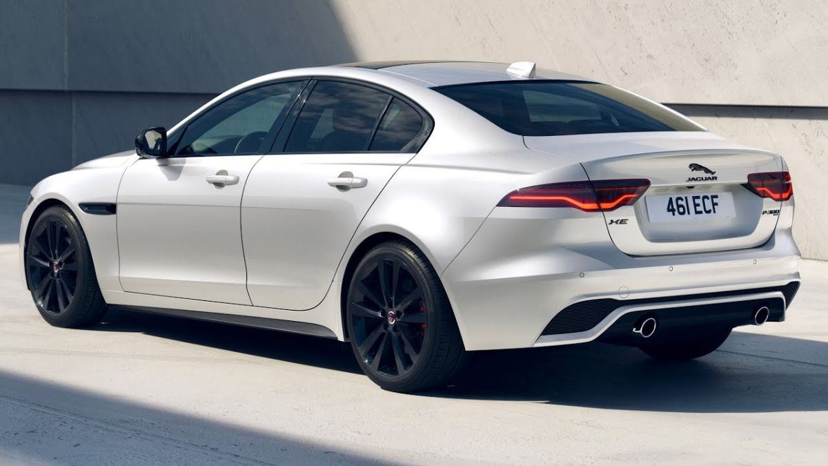 Traseira do Jaguar XE 2022