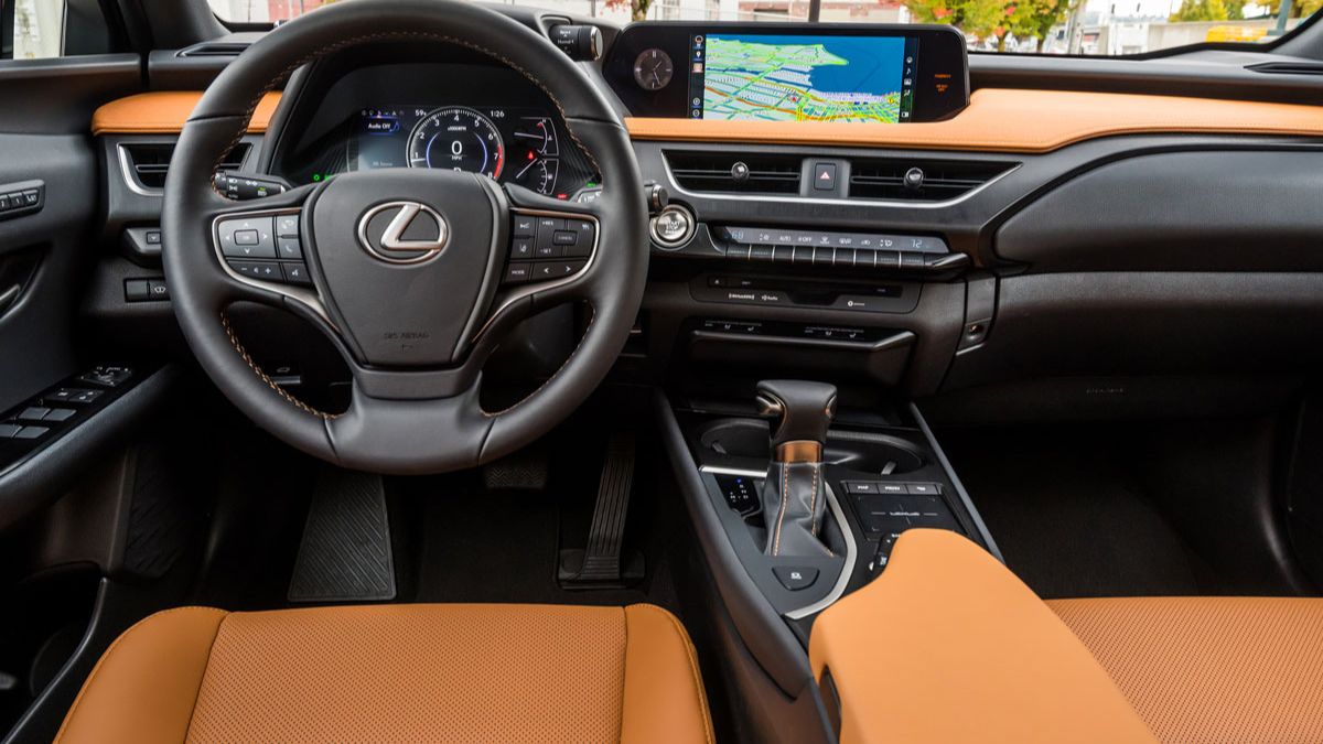 Interior do UX-250h 2022 preto e laranja