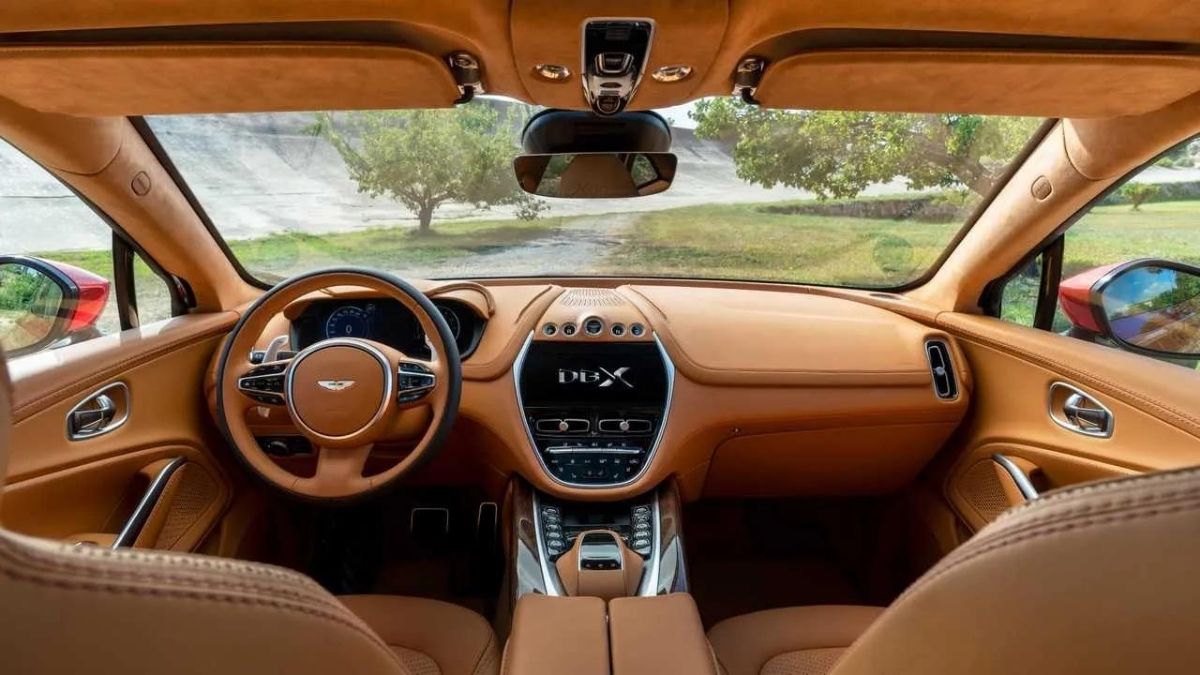 Interior do DBX 2022 todo de couro marrom