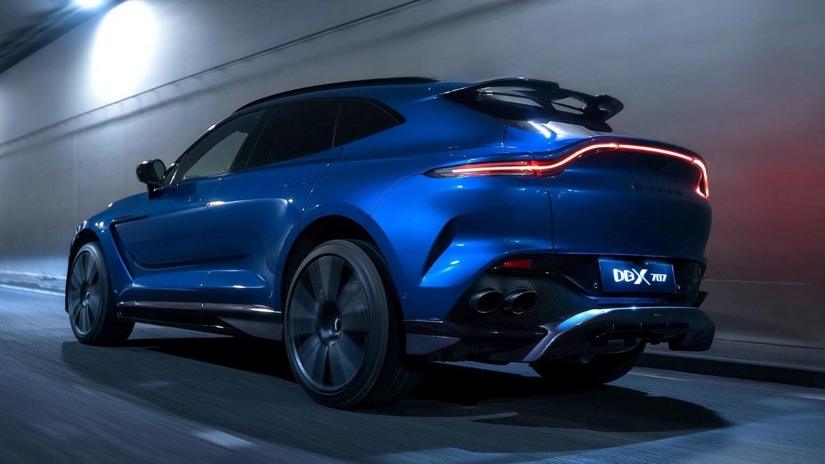 Traseira do Aston Martin DBX 2022 azul