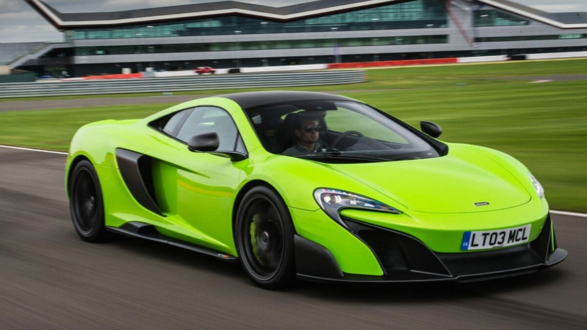 675LT 2022 verde limão na pista