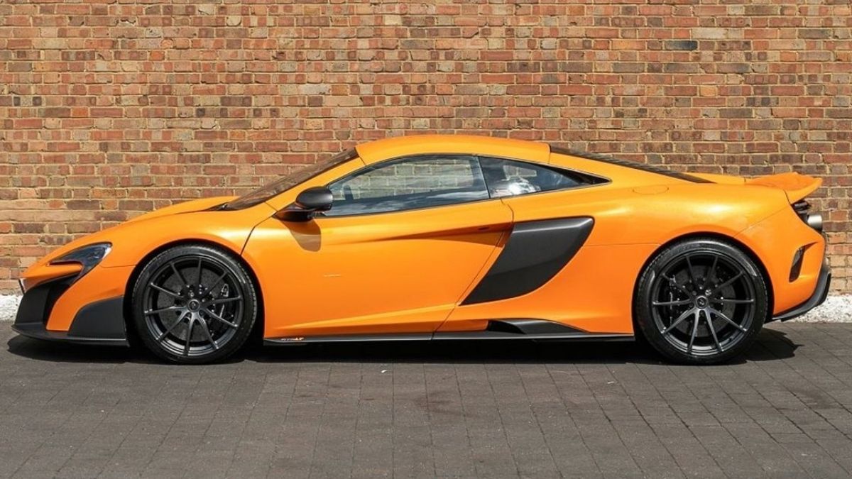 Lateral do 675LT 2022 laranja e preto