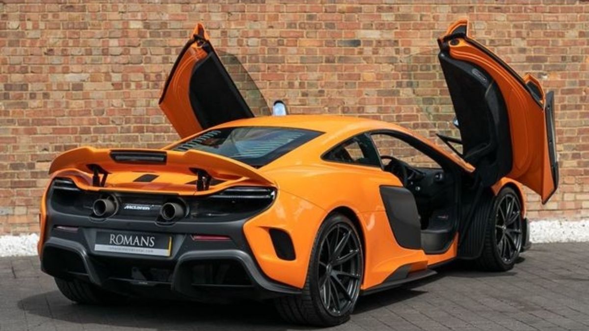 Traseira da McLaren 675LT 2022