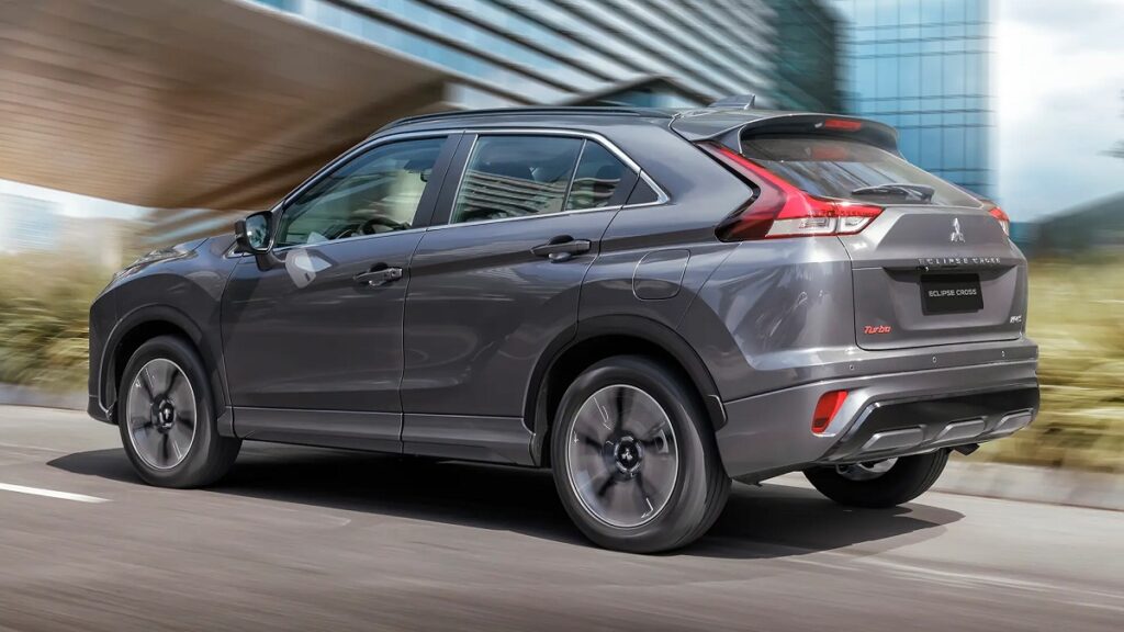 Mitsubishi Eclipse Cross 2023 cinza lateral traseira rodando