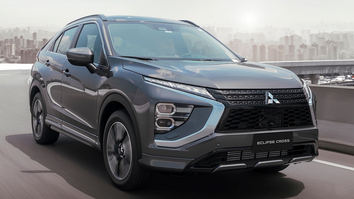 Eclipse Cross 2023 rodando avenida de frente.