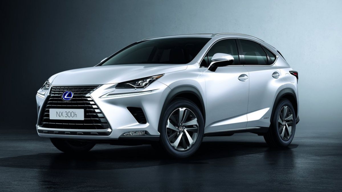 Frente do Lexus NX 300h 2022, branco
