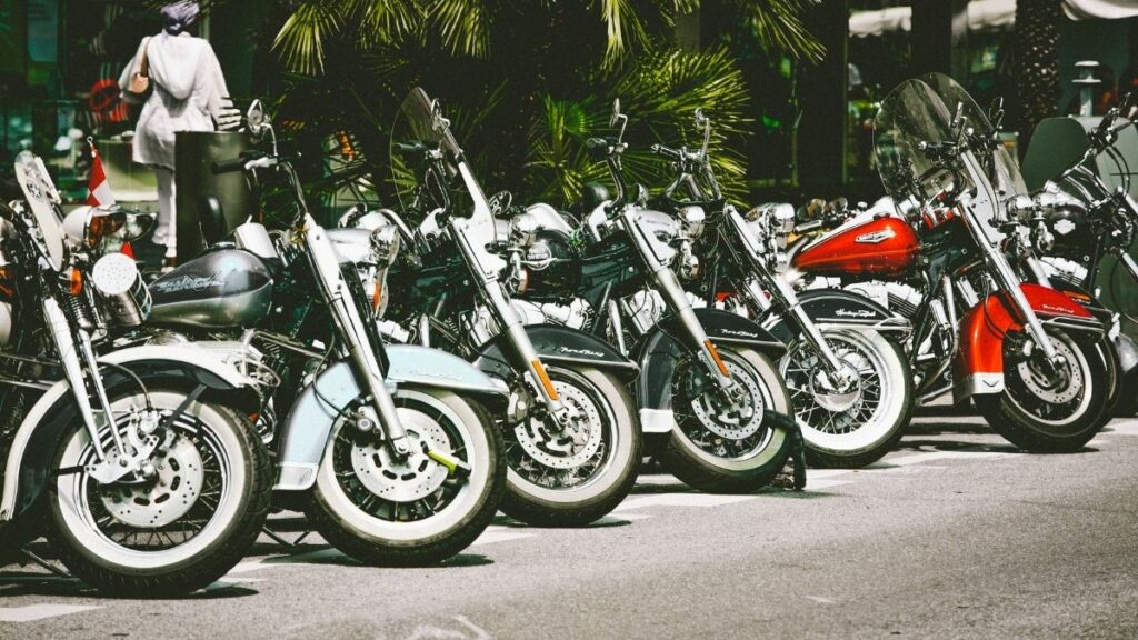 motos lado a lado estacionadas