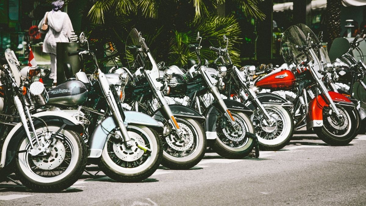 Foto de várias motos em uma fileira