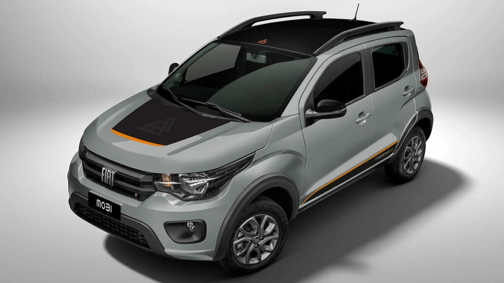 Novo Fiat Mobi 2023 cinza em um fundo branco.