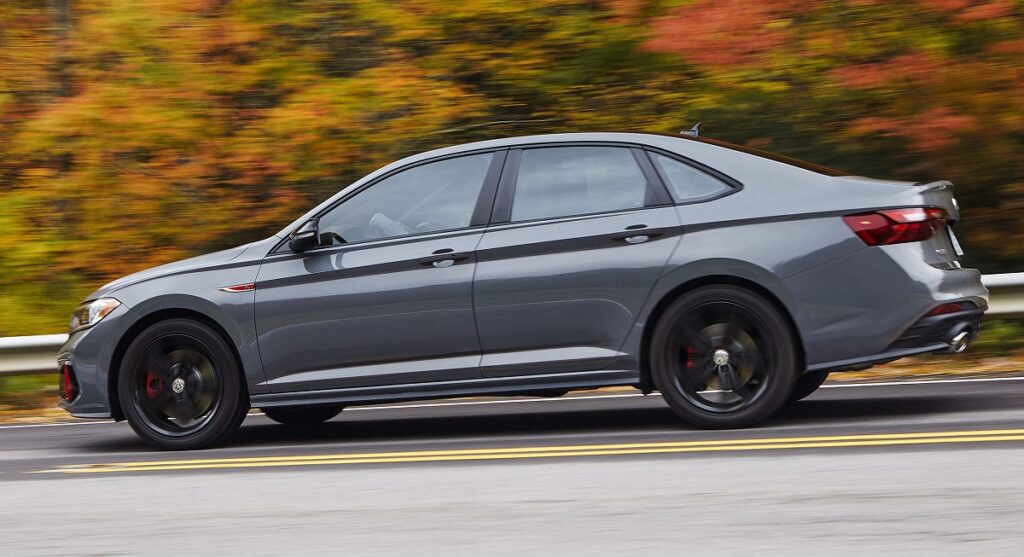 lateral VW Jetta 2023 rodando no asfalto.