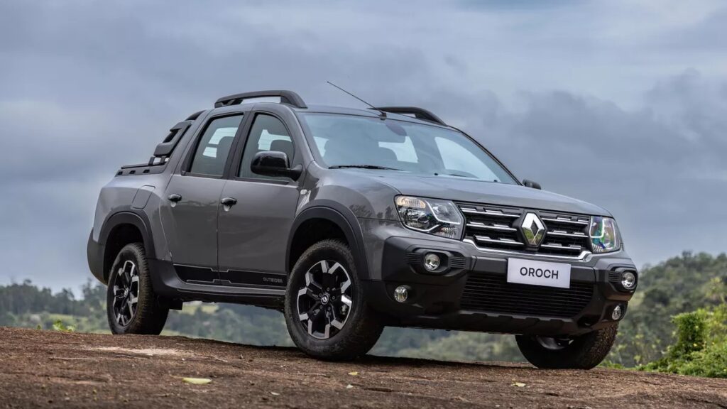 Renault Oroch 2023 cinza de frente em uma rocha.