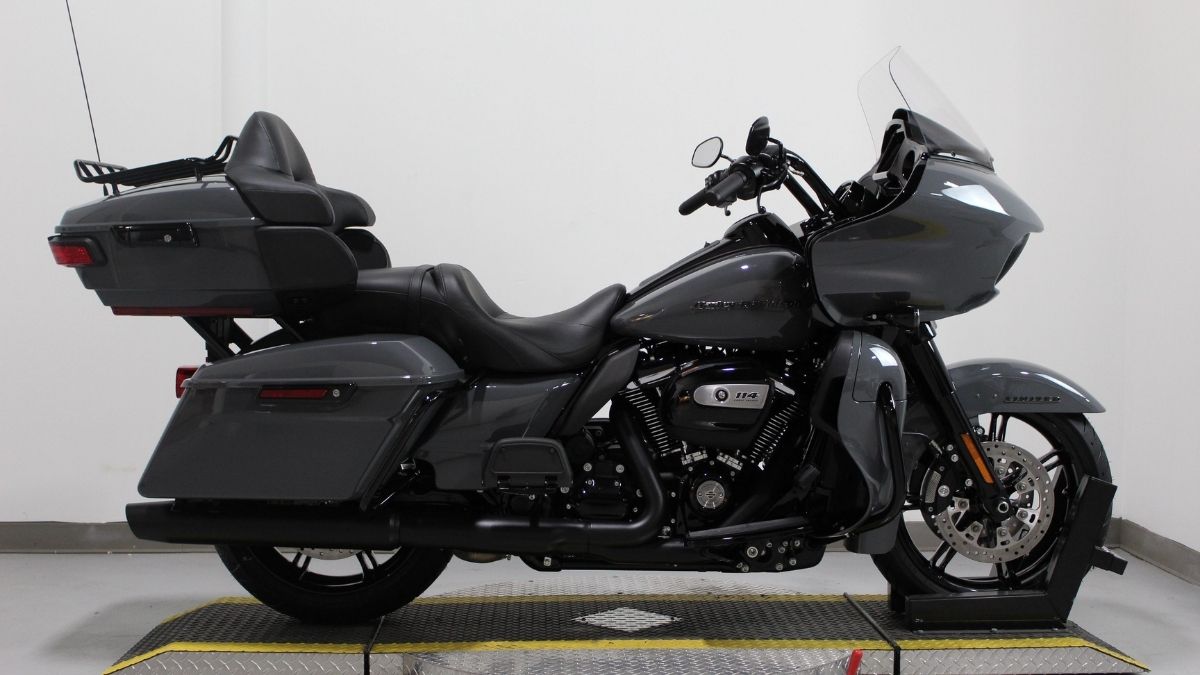 Road Glide 2022 cinza e preta em elevador de oficina