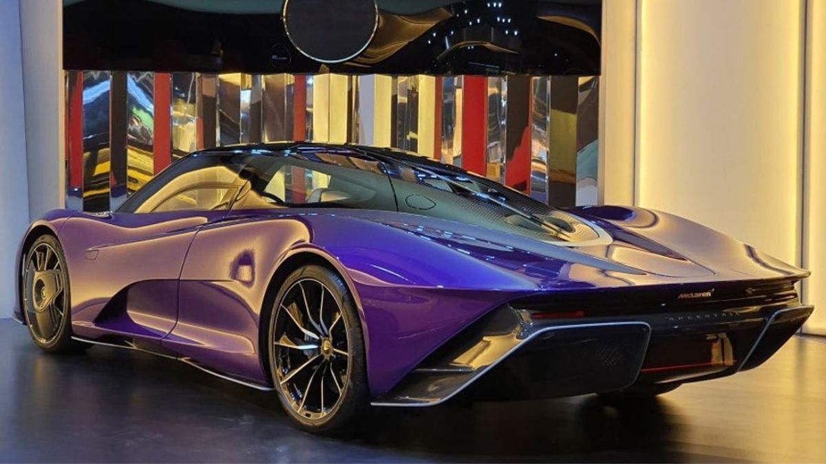 Traseira do McLaren Speedtail 2022 roxo