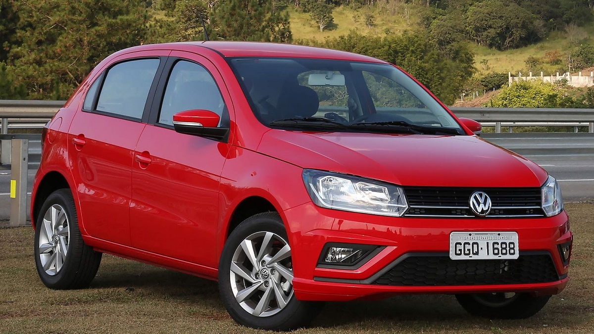 Gol 2023 vermelho estacionado. Carros da VW