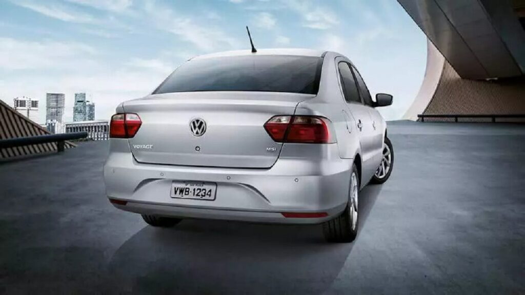 Traseira VW Voyage 2023 cinza no estacionamento