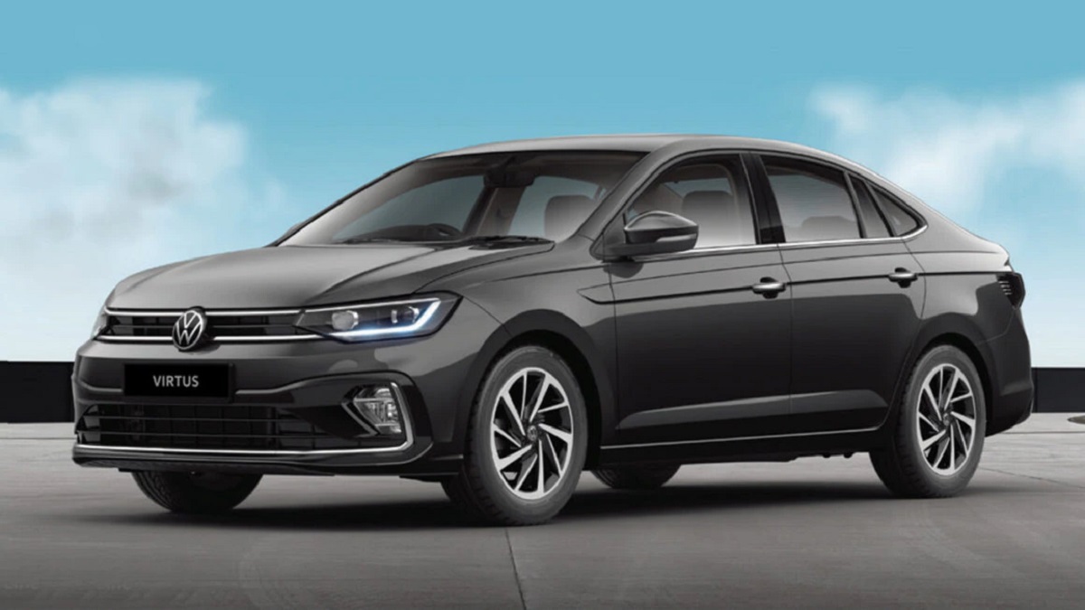 Virtus 2023 preto de lado em um chão asfaltado com um céu azul