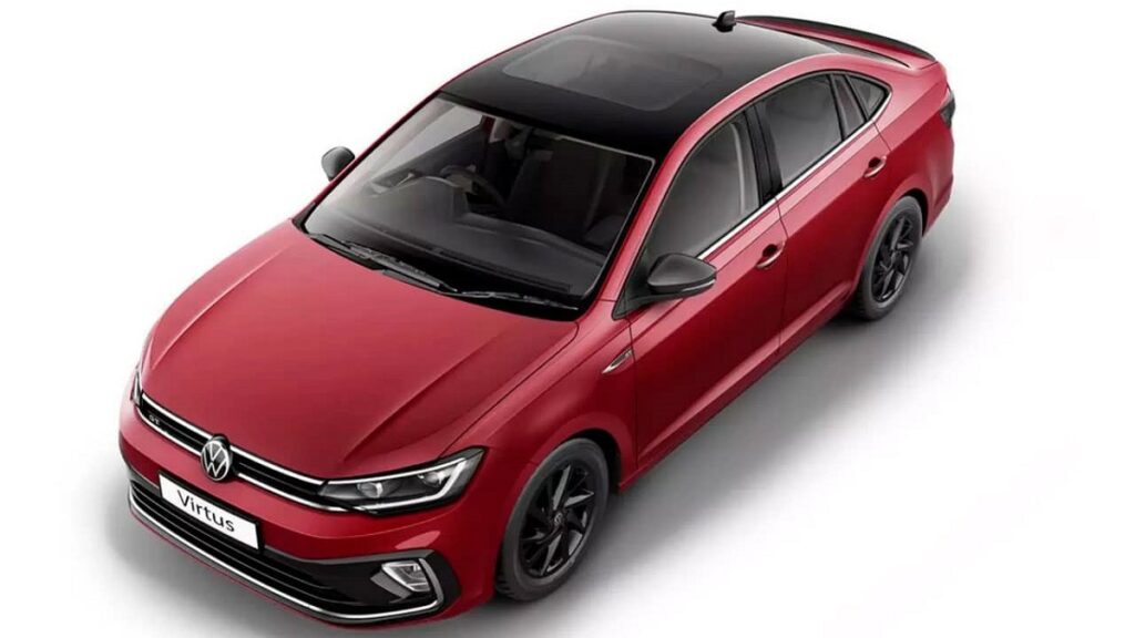 Parte de cima do VW Virtus 2023 vermelho, com tetos e detalhes pretos em um fundo branco