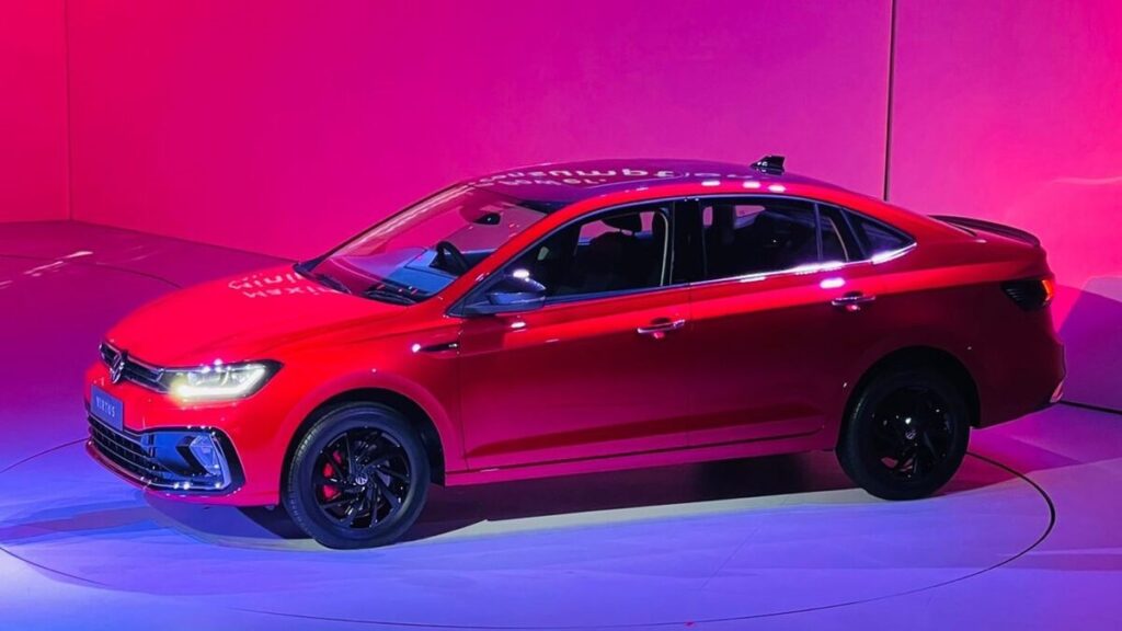 Virtus 2023 em seu lançamento, com a vor vemelha em um palco com iluminação colorida