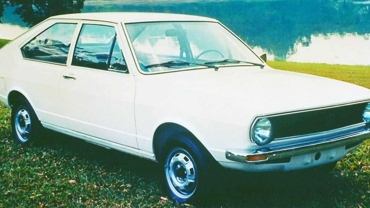 Volkswagen Passat quadrado branco