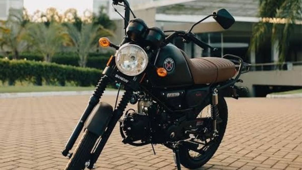 Worker 125 2023 preta em diagonal.