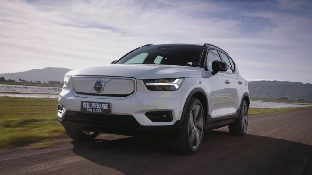 Foto frontal de um XC40 que também recebeu a garantia vitalícia