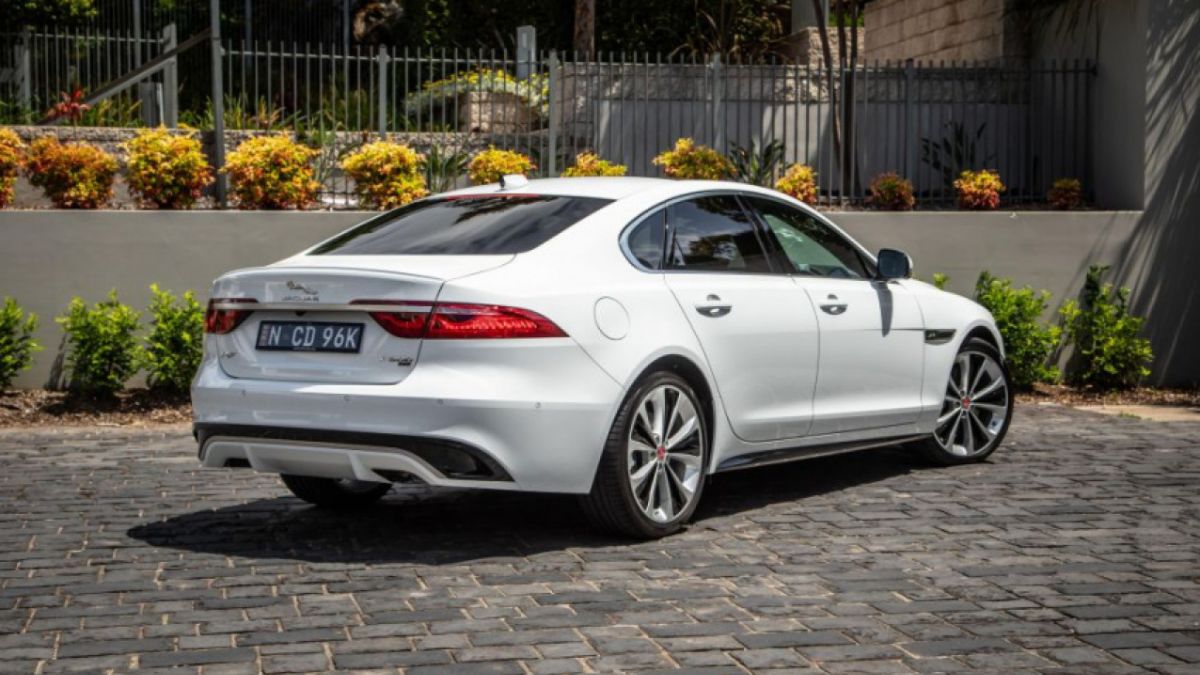 Traseira do Jaguar XF 2022 Branco