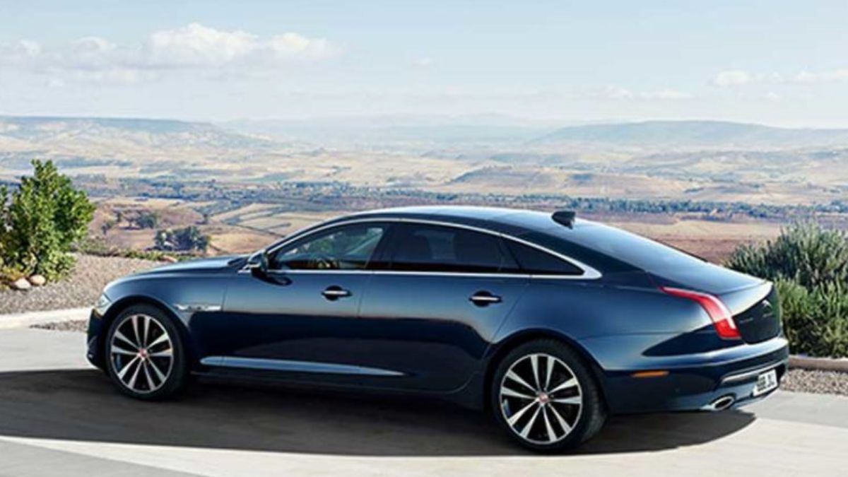 Lateral do Jaguar XJ 2022, preto
