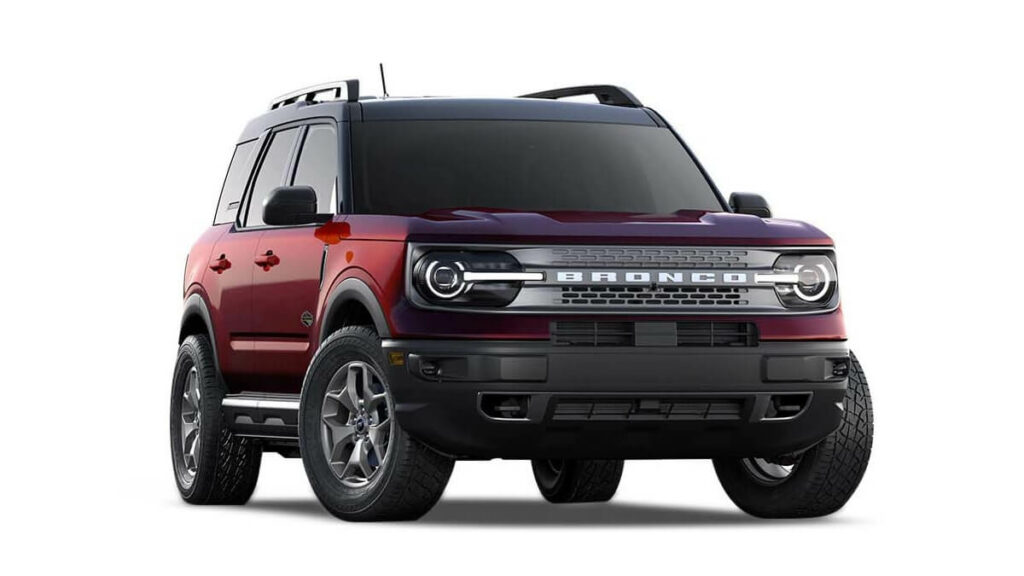 Lateral frontal de uma Ford Bronco 2023 na cor vermelha estacionada em um fundo branco.