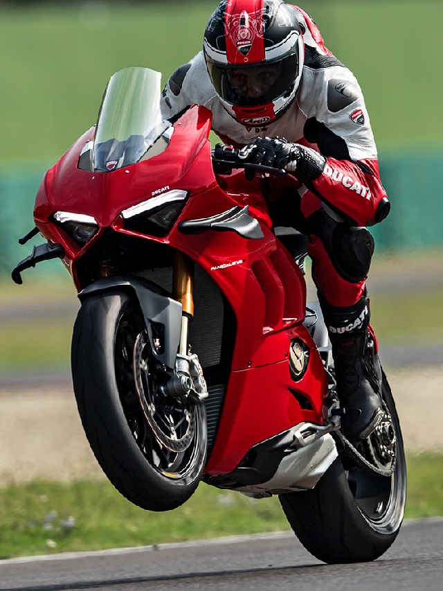 Ducati 959 Panigale-20220 vermelha rodando em uma pista de corrida