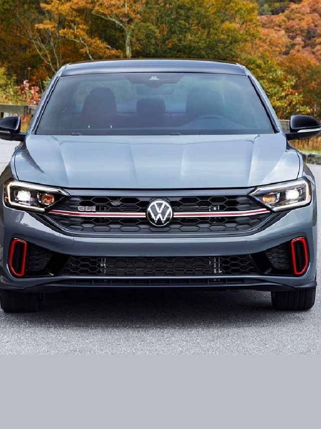 Capa frente VW Jetta 2023 cinza rodando por uma estrada estrada