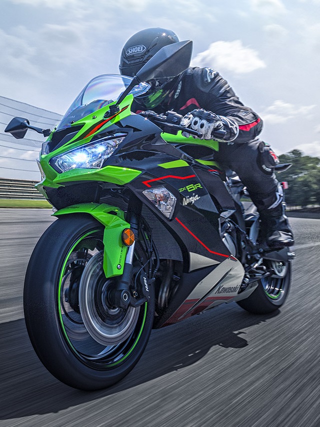 Lateral frontal com um piloto em uma Kawasaki Ninja ZX-6R 2022 rodando em uma pista de corrida
