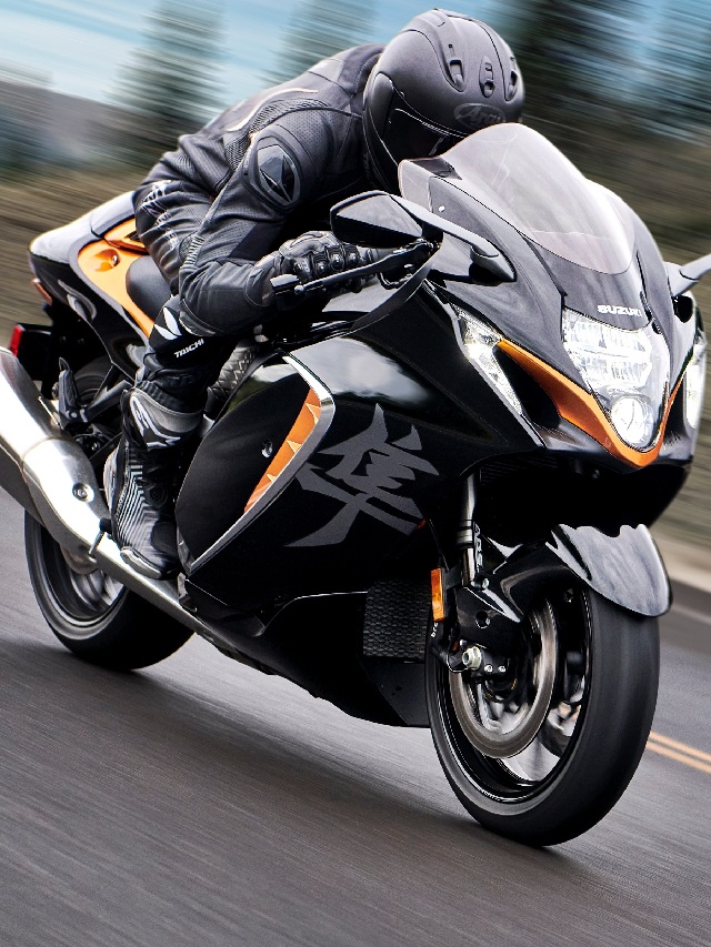 Lateral frontal Suzuki 1300-R Hayabusa 2022 preta com dourada rodando na estrada.