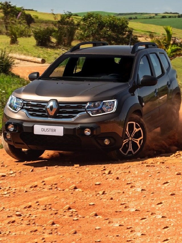 Capa Renault Duster 2023 cinza, com partes pretas, em uma estrada de barro